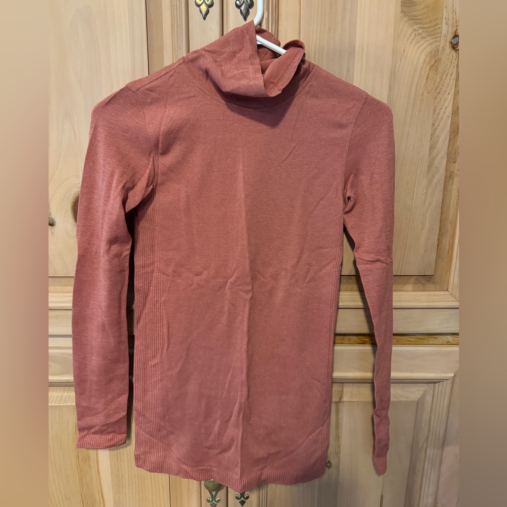 Lululemon Long Sleeve Turtle Neck/ Size 6